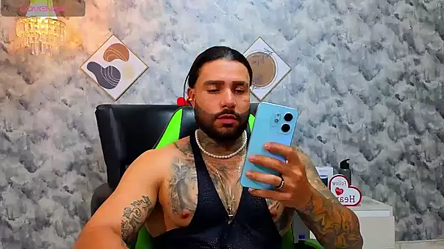 Snapshot of Apolo_rousse1 chatting on February 27, 10:10 pm Apolo rousse1 online show from February 27, 10:10 pm