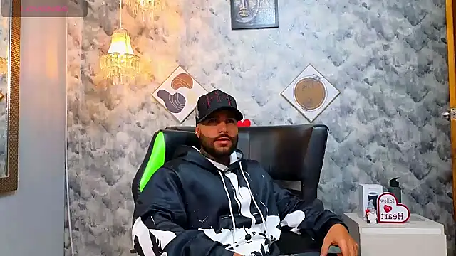 Snapshot of Apolo_rousse1 chatting on February 28, 11:17 pm Apolo rousse1 online show from February 28, 11:17 pm