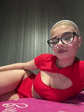 Snapshot of Larra69 chatting on July 17, 6:24 pm Larra69 online show from July 17, 6:24 pm