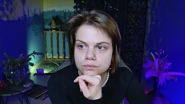 EllieMurler online show from October 13, 1:00 pm