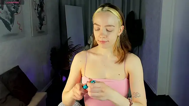 Snapshot of R0cket_bunny chatting on April 22, 12:35 am R0cket bunny online show from April 22, 12:35 am