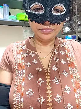 Queen Nightt online show from November 27, 3:52 am