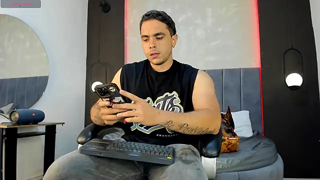 Snapshot of Liam_walk_ chatting on October 7, 7:11 pm Liam walk online show from October 7, 7:11 pm