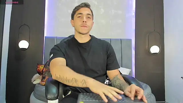 Snapshot of Liam_walk_ chatting on October 20, 9:04 pm Liam walk online show from October 20, 9:04 pm