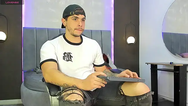 Snapshot of Liam_walk_ chatting on November 11, 8:20 pm Liam walk online show from November 11, 8:20 pm