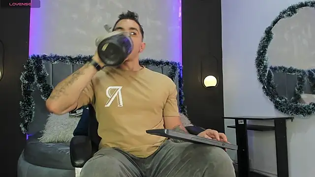 Snapshot of Liam_walk_ chatting on November 23, 10:53 pm Liam walk online show from November 23, 10:53 pm