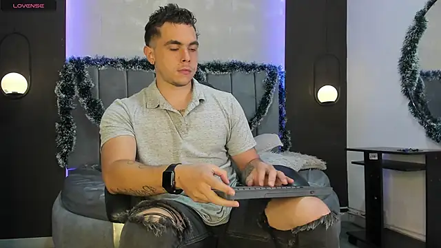 Snapshot of Liam_walk_ chatting on November 24, 9:36 pm Liam walk online show from November 24, 9:36 pm