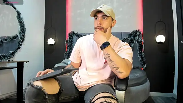 Snapshot of Liam_walk_ chatting on December 22, 9:34 pm Liam walk online show from December 22, 9:34 pm