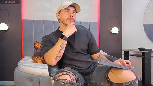 Snapshot of Liam_walk_ chatting on February 8, 11:08 pm Liam walk online show from February 8, 11:08 pm