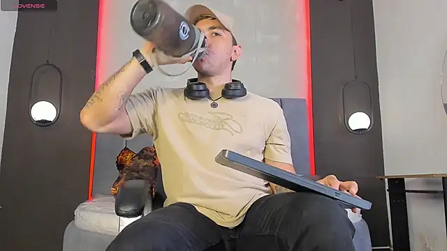 Snapshot of Liam_walk_ chatting on February 10, 7:07 pm Liam walk online show from February 10, 7:07 pm