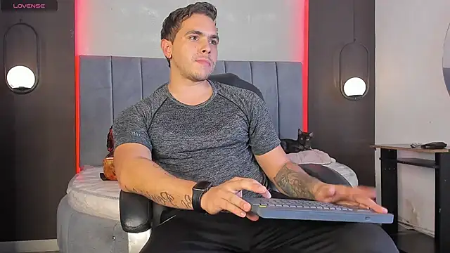 Snapshot of Liam_walk_ chatting on February 11, 8:25 pm Liam walk online show from February 11, 8:25 pm