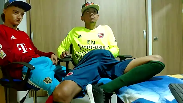 Snapshot of skinny23cm chatting on December 10, 9:33 am skinny23cm online show from December 10, 9:33 am