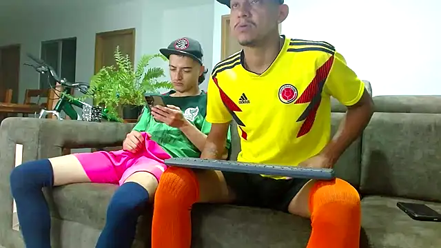 Snapshot of skinny23cm chatting on December 11, 10:03 am skinny23cm online show from December 11, 10:03 am