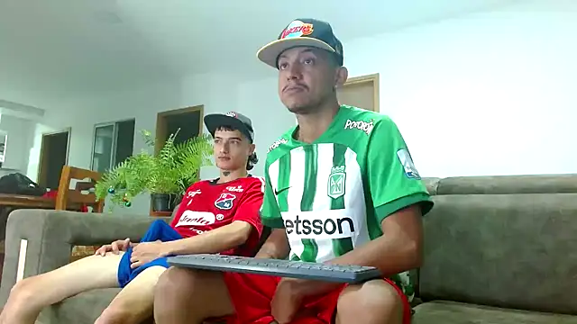 Snapshot of skinny23cm chatting on December 12, 7:41 am skinny23cm online show from December 12, 7:41 am