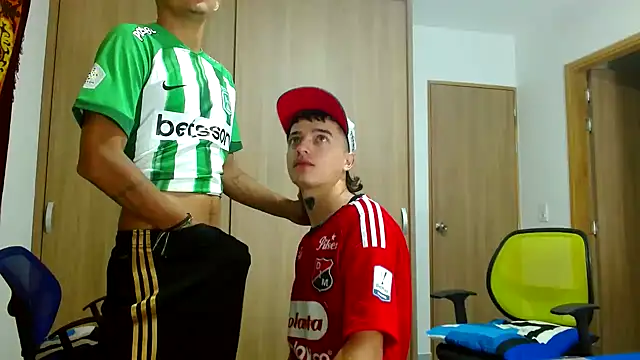 Snapshot of skinny23cm chatting on December 16, 9:46 am skinny23cm online show from December 16, 9:46 am