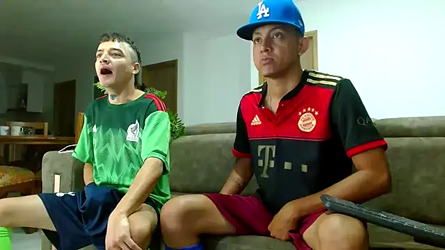 Snapshot of skinny23cm chatting on December 17, 9:50 am skinny23cm online show from December 17, 9:50 am