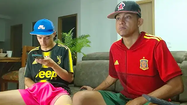 Snapshot of skinny23cm chatting on December 18, 9:47 am skinny23cm online show from December 18, 9:47 am