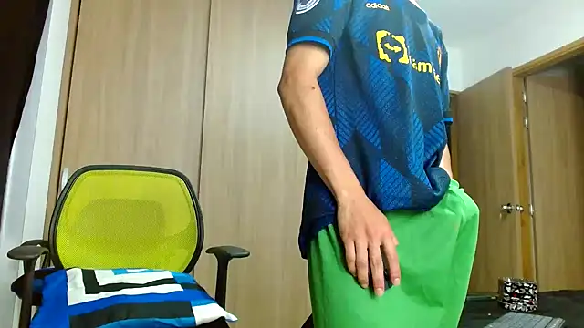 Snapshot of skinny23cm chatting on January 8, 9:42 am skinny23cm online show from January 8, 9:42 am