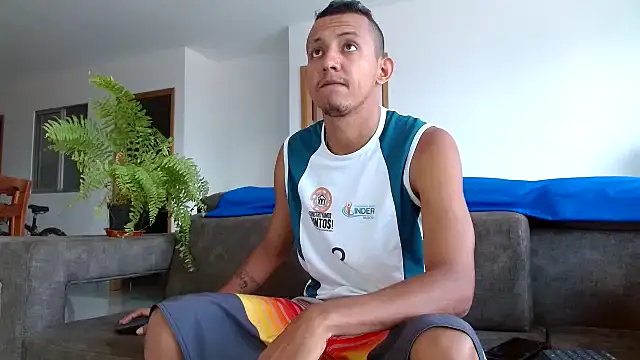 Snapshot of skinny23cm chatting on January 12, 12:12 pm skinny23cm online show from January 12, 12:12 pm