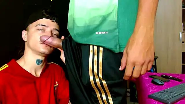 Snapshot of skinny23cm chatting on January 16, 10:32 am skinny23cm online show from January 16, 10:32 am