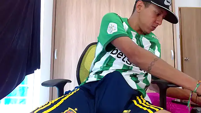 Snapshot of skinny23cm chatting on January 31, 2:28 pm skinny23cm online show from January 31, 2:28 pm