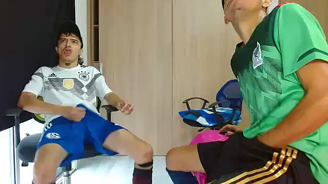 Snapshot of skinny23cm chatting on February 5, 12:06 pm skinny23cm online show from February 5, 12:06 pm