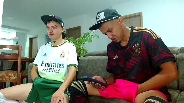 Snapshot of skinny23cm chatting on February 14, 9:24 am skinny23cm online show from February 14, 9:24 am