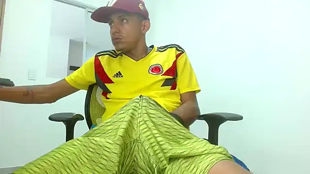 Snapshot of skinny23cm chatting on February 25, 7:36 pm skinny23cm online show from February 25, 7:36 pm