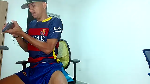 Snapshot of skinny23cm chatting on March 13, 9:21 am skinny23cm online show from March 13, 9:21 am