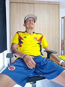 Snapshot of skinny23cm chatting on March 17, 12:04 pm skinny23cm online show from March 17, 12:04 pm