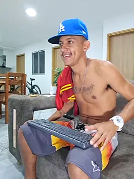 Snapshot of skinny23cm chatting on March 20, 9:15 am skinny23cm online show from March 20, 9:15 am