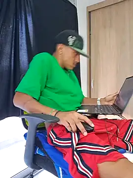 Snapshot of skinny23cm chatting on March 21, 10:50 pm skinny23cm online show from March 21, 10:50 pm