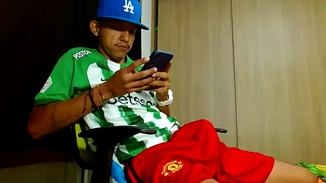 Snapshot of skinny23cm chatting on March 22, 10:06 am skinny23cm online show from March 22, 10:06 am