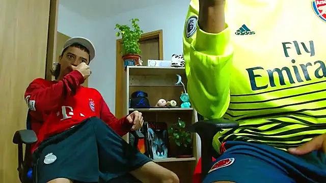 Snapshot of skinny23cm chatting on October 3, 9:28 am skinny23cm online show from October 3, 9:28 am