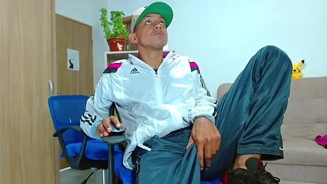 Snapshot of skinny23cm chatting on October 9, 12:47 pm skinny23cm online show from October 9, 12:47 pm