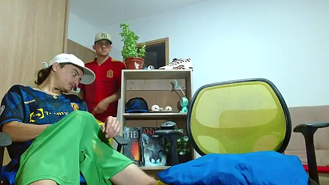 Snapshot of skinny23cm chatting on October 18, 10:49 am skinny23cm online show from October 18, 10:49 am