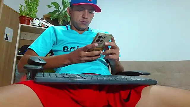 Snapshot of skinny23cm chatting on October 22, 12:49 pm skinny23cm online show from October 22, 12:49 pm