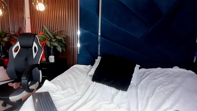 EmilyDuran  online show from September 18, 2:35 am