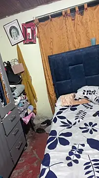 EmilyDuran  online show from April 7, 2:01 am