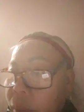 Snapshot of VangLe73 chatting on February 19, 1:29 pm VangLe73 online show from February 19, 1:29 pm