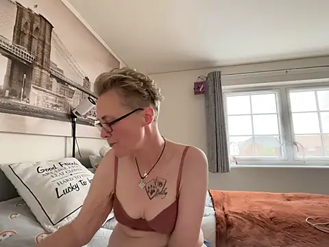 Curvy-Jinx online show from April 16, 8:04 am