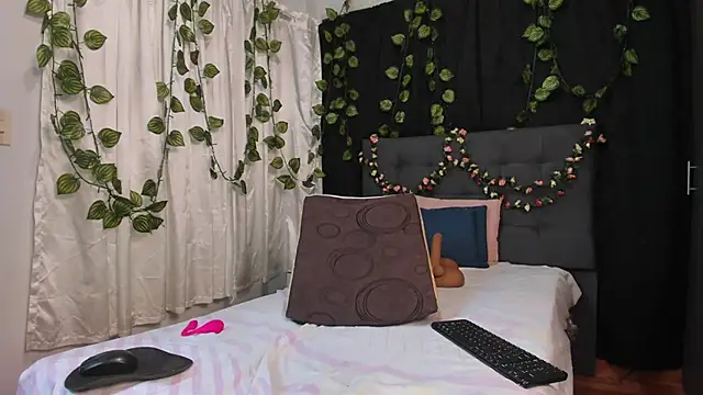 Snapshot of Delilah_85 chatting on April 30, 8:57 pm Delilah 85 online show from April 30, 8:57 pm