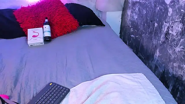 katierouge  online show from September 21, 5:42 am