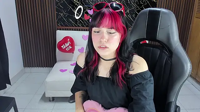 Snapshot of Anna17_ chatting on February 13, 11:06 am Anna17 online show from February 13, 11:06 am