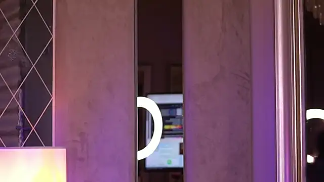 Snapshot of FrancescaDante chatting on February 6, 6:40 am FrancescaDante online show from February 6, 6:40 am