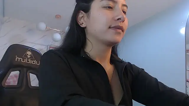 victoria hernandez t  online show from April 15, 1:40 pm