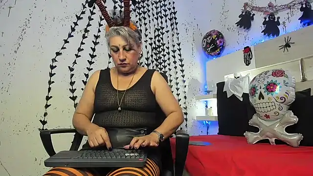 Snapshot of JaddeWalker chatting on October 31, 11:44 am JaddeWalker online show from October 31, 11:44 am