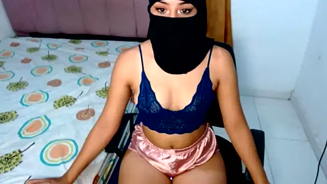Snapshot of Layla_Noor chatting on June 9, 5:30 am Layla Noor online show from June 9, 5:30 am