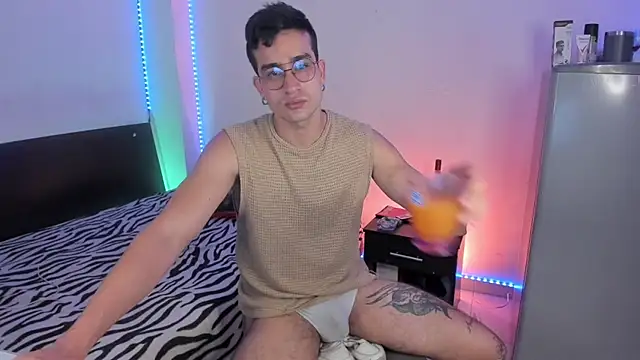 Snapshot of CamCumBoy chatting on September 17, 10:06 am CamCumBoy online show from September 17, 10:06 am