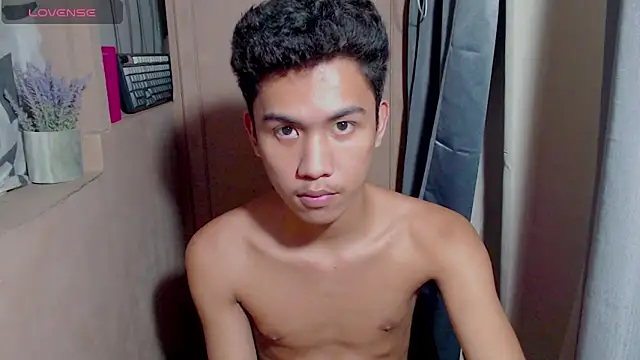 Snapshot of Demure_Asian143 chatting on April 25, 5:43 pm Demure Asian143 online show from April 25, 5:43 pm